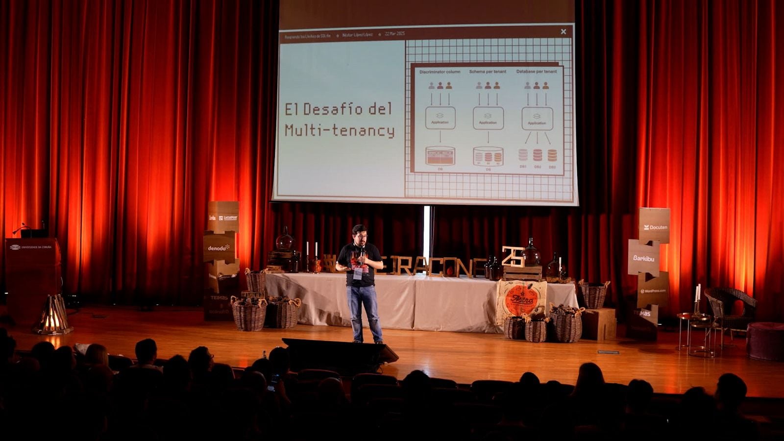 LaReira Conf - Presentaci贸n principal en el auditorio con asistentes